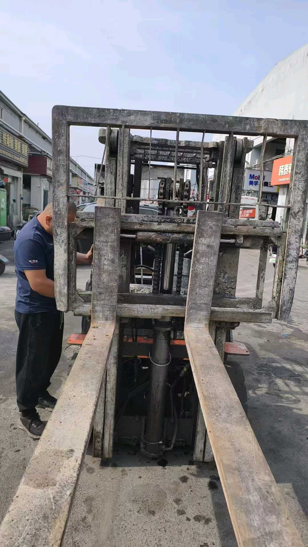 上海市静安区秣陵路303号二手杭叉2.5吨2013款升高0米柴油叉车