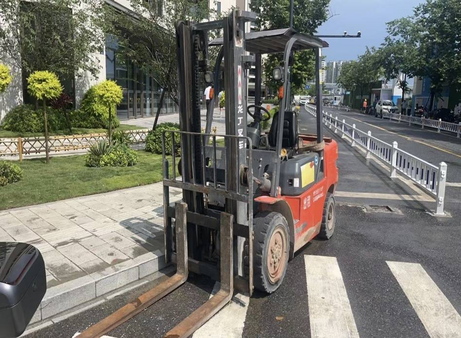 浙江杭州二手龙工LG系列3.5吨2022款升高3米柴油叉车