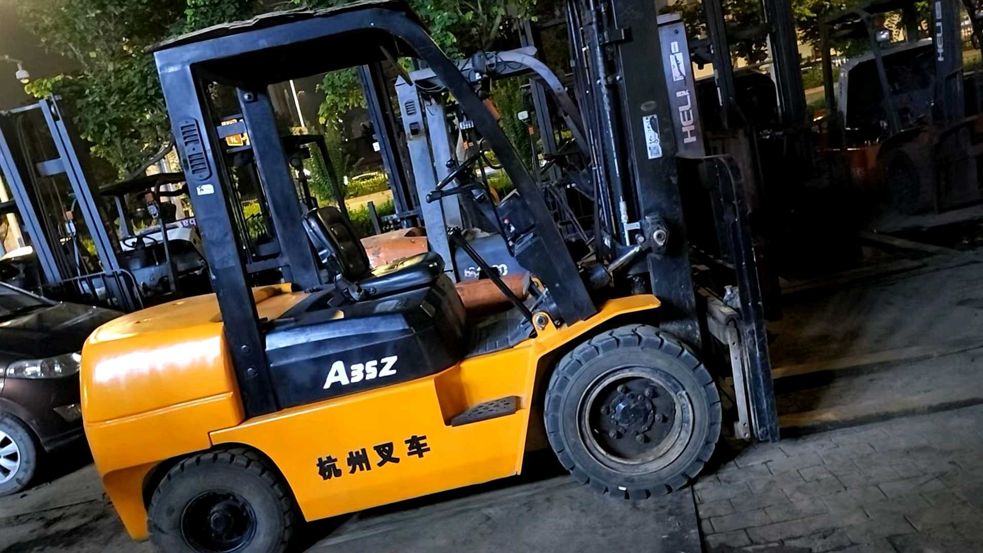 广西壮族自治区南宁市西乡塘区中华路82号二手杭叉3.5吨2018款升高0米柴油叉车