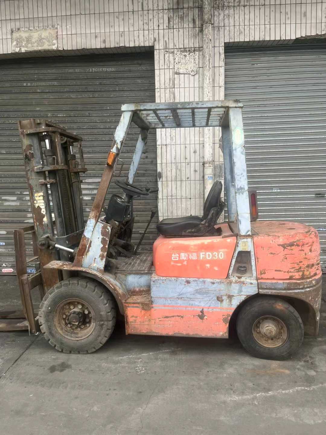 广东省佛山市南海区桂城街道桂澜路东侧(A30街区)销售中心右侧二手台励福3吨2015款升高0米柴油叉车