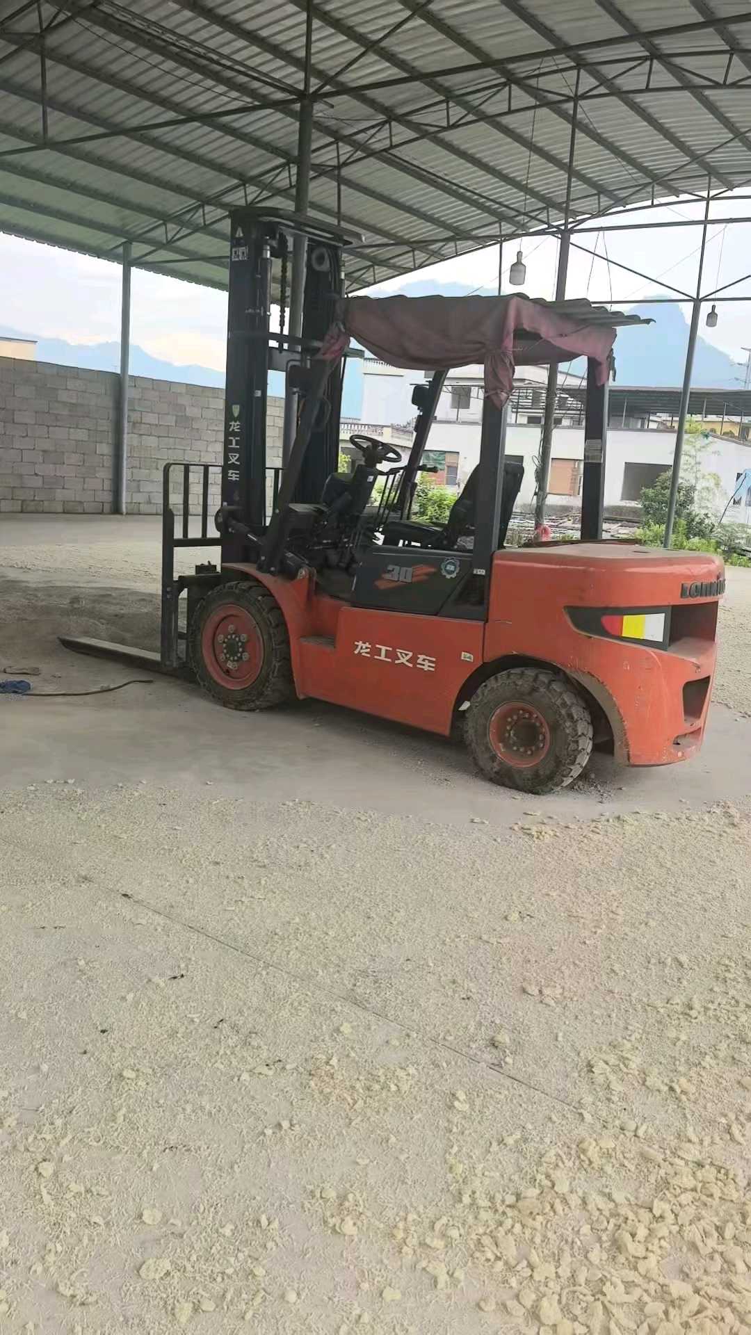 贵州省贵阳市南明区遵义路1号二手龙工3吨2020款升高0米柴油叉车