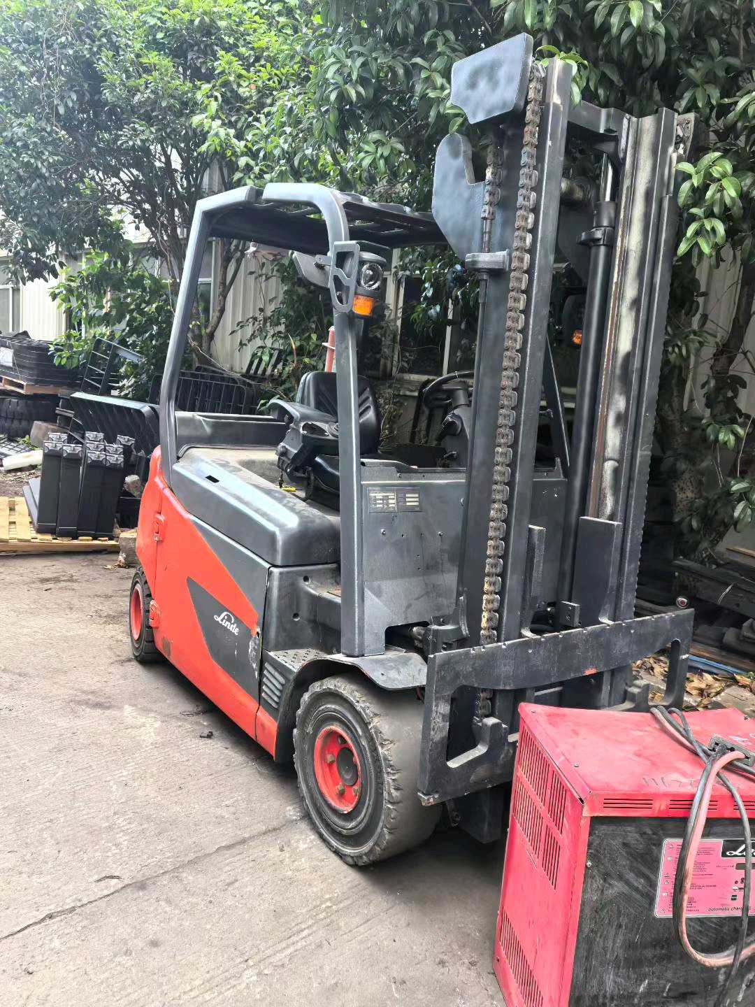 上海市宝山区牡丹江路1760号二手林德2.5吨2015款升高0米电动叉车
