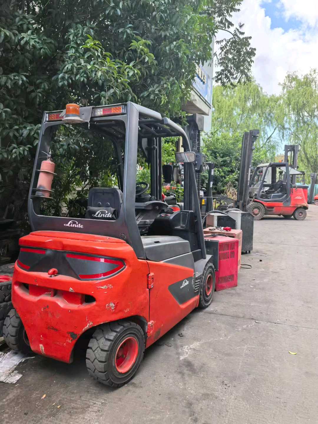 上海市宝山区牡丹江路1760号二手林德2.5吨2015款升高0米电动叉车