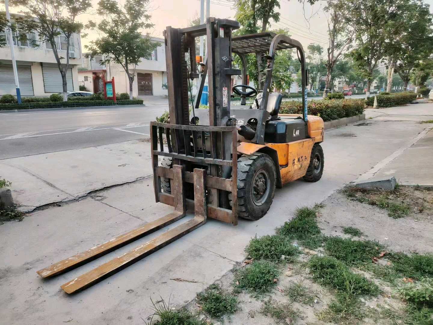 山东省临沂市兰山区沂蒙路223号二手杭叉4吨2011款升高0米柴油叉车