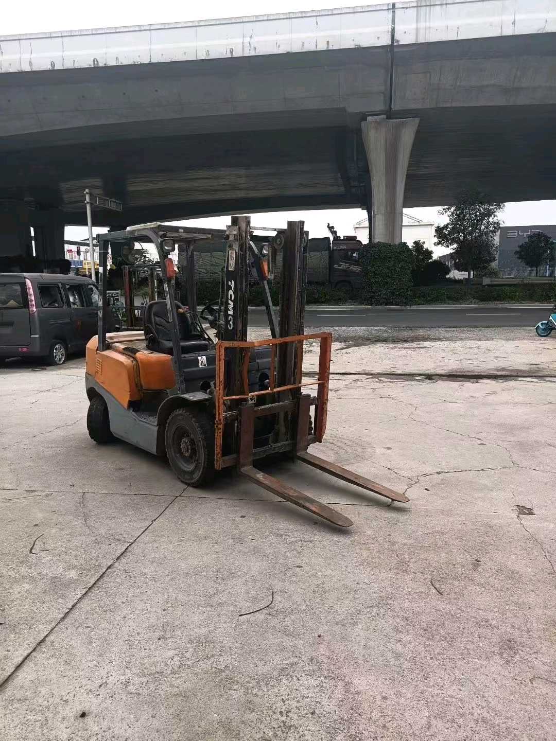 江苏泰州二手TCMTCM2.5吨0款升高3米柴油叉车