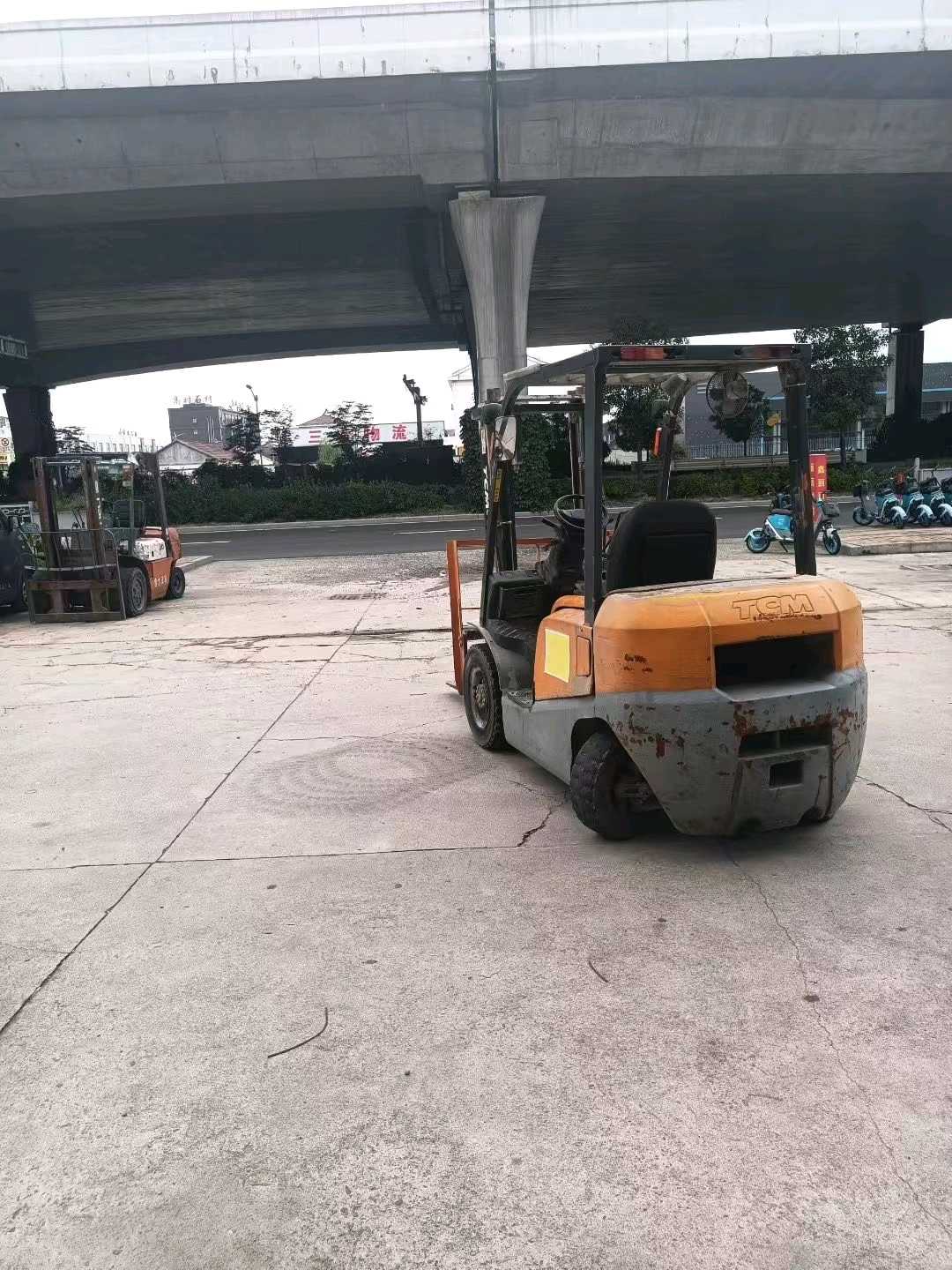 江苏泰州二手TCMTCM2.5吨0款升高3米柴油叉车