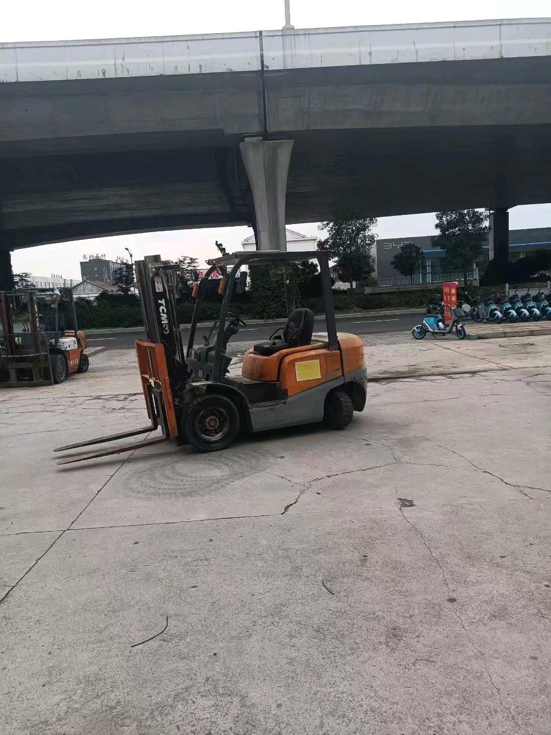 江苏泰州二手TCMTCM2.5吨0款升高3米柴油叉车