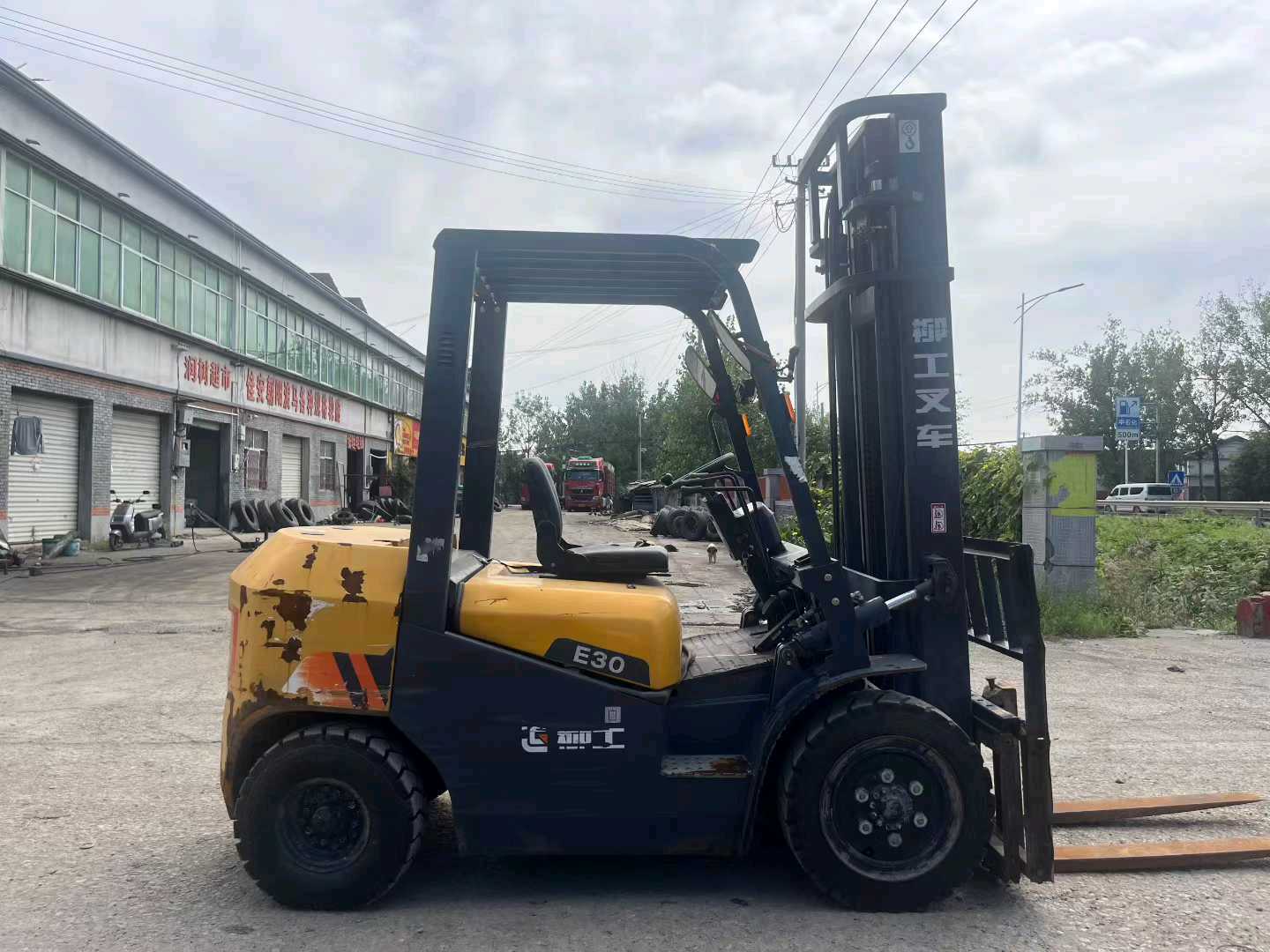 江苏省徐州市铜山区唐茅路158号二手柳工3吨升高0米柴油叉车