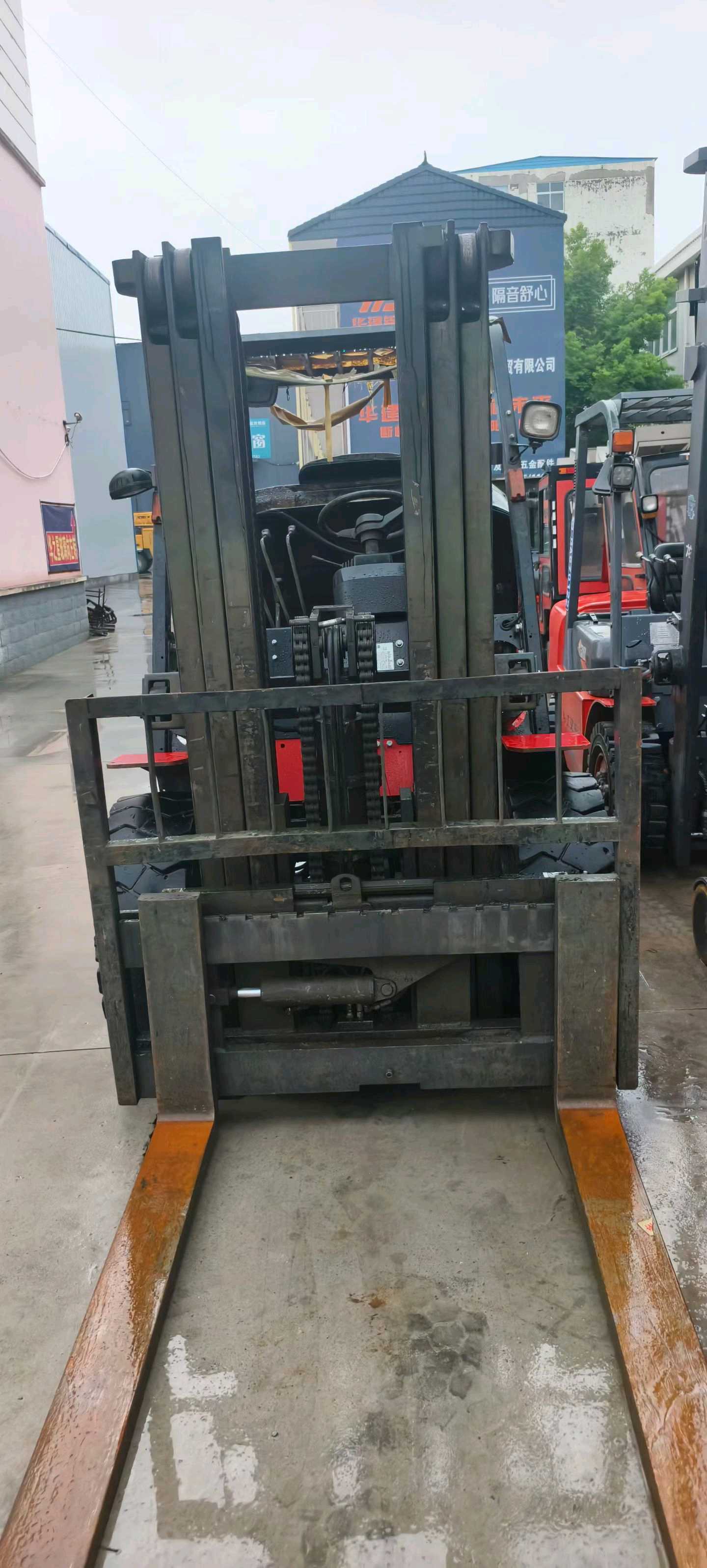 河南省郑州市二七区二马路82号二手杭叉5吨升高0米柴油叉车