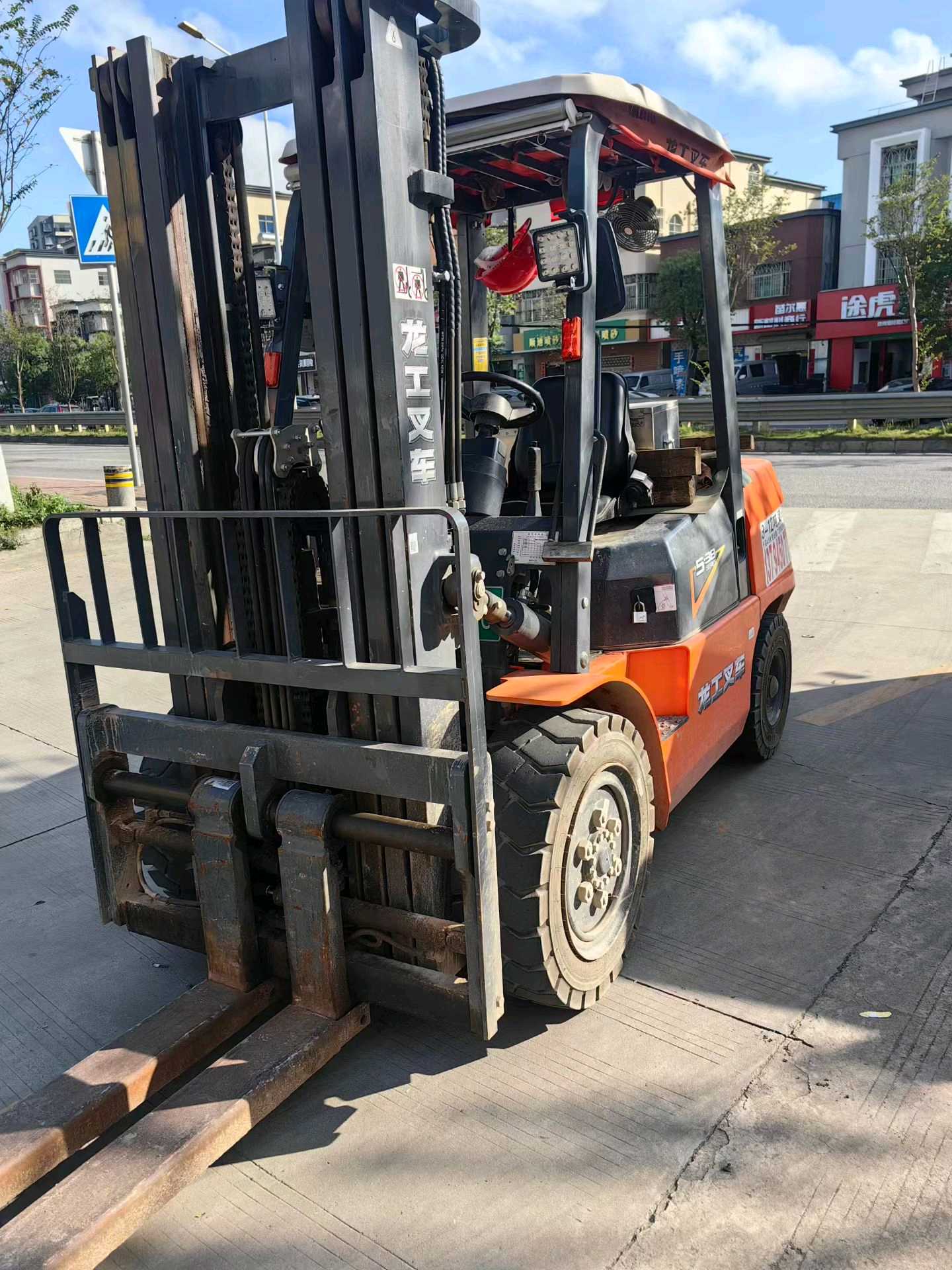 广东省广州市白云区二手龙工3.8吨2024款升高0米柴油叉车