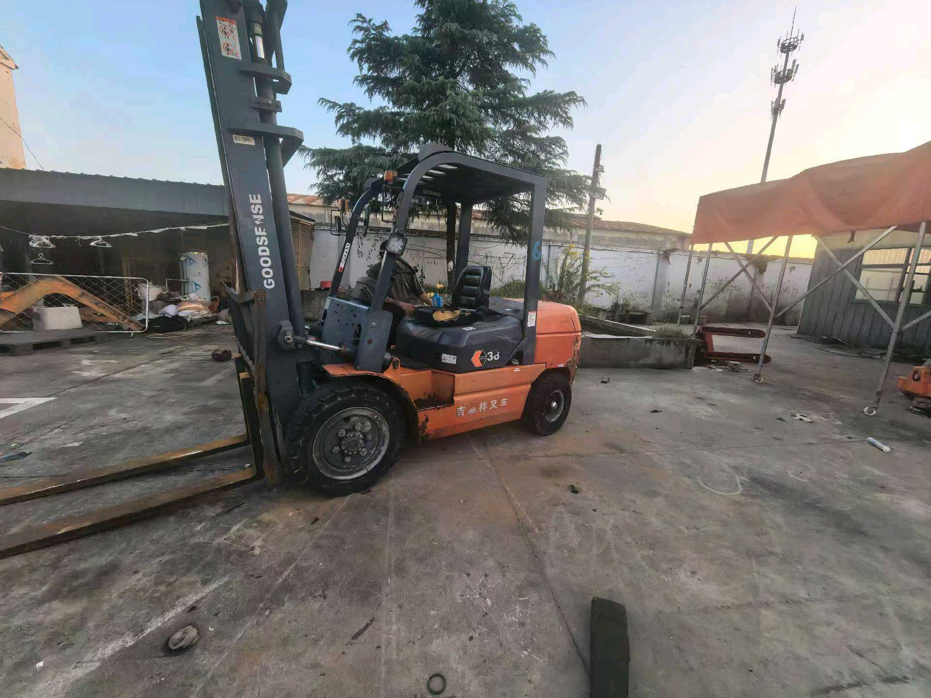 江苏省徐州市睢宁县中山路二手吉鑫祥3.8吨升高0米柴油叉车