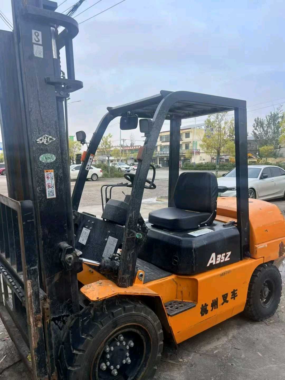 山东省菏泽市牡丹区中华路与桂陵路交叉口东200米二手杭叉3.5吨2023款升高0米柴油叉车