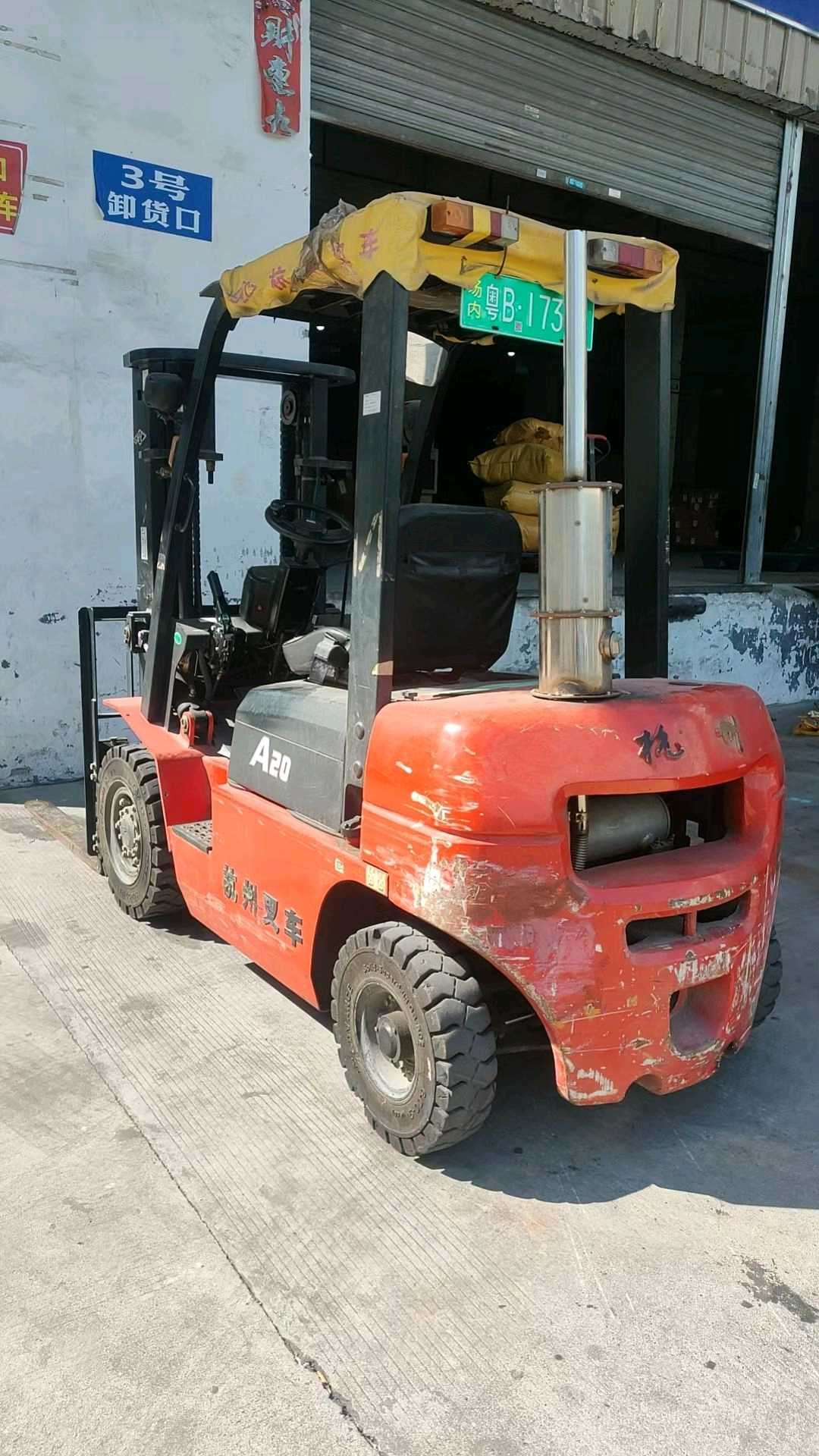 广东省深圳市罗湖区南湖街道建设路1003号二手杭叉2吨升高0米柴油叉车