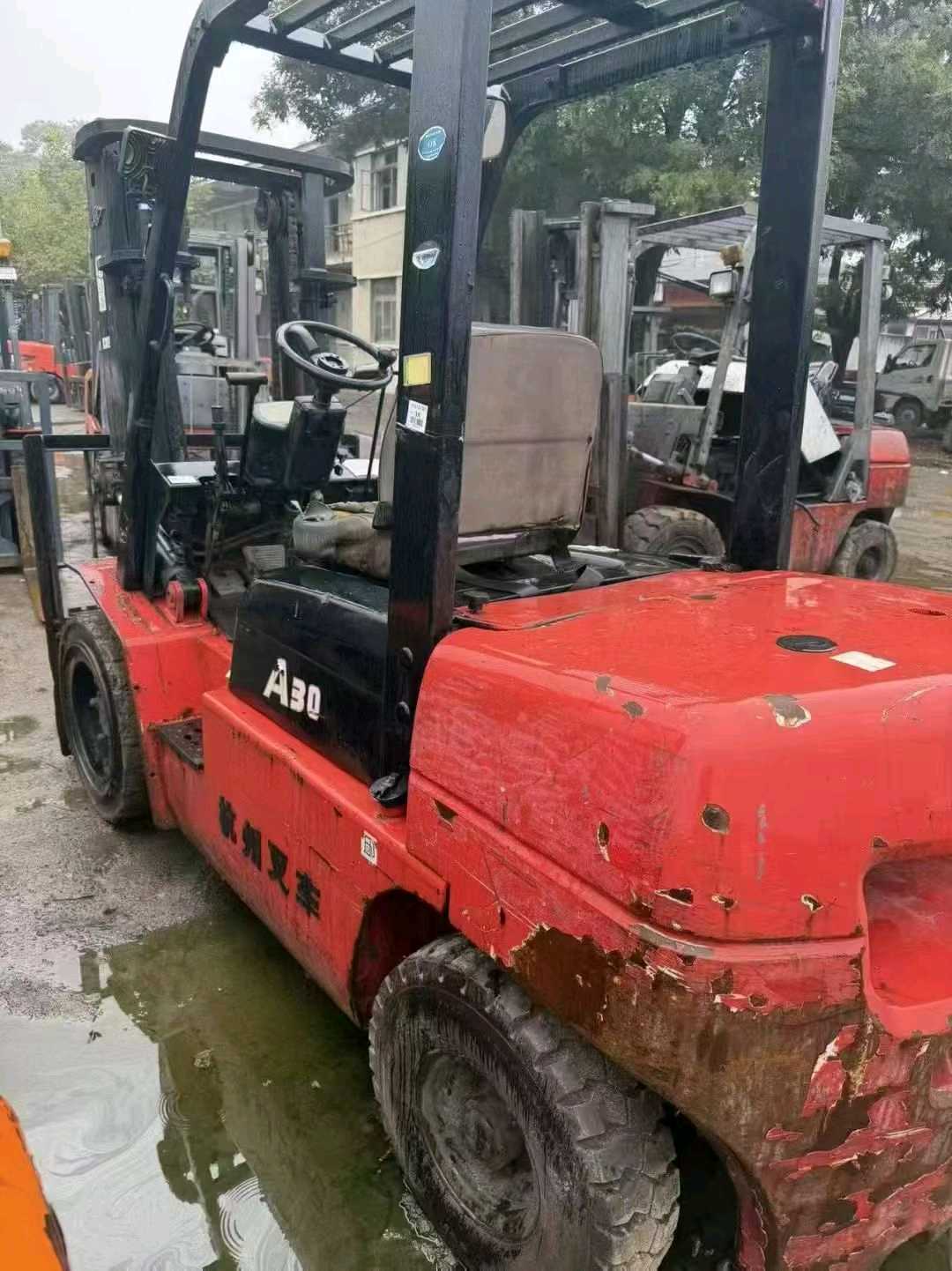 山东省德州市德城区迎宾大街二手杭叉3吨升高0米柴油叉车