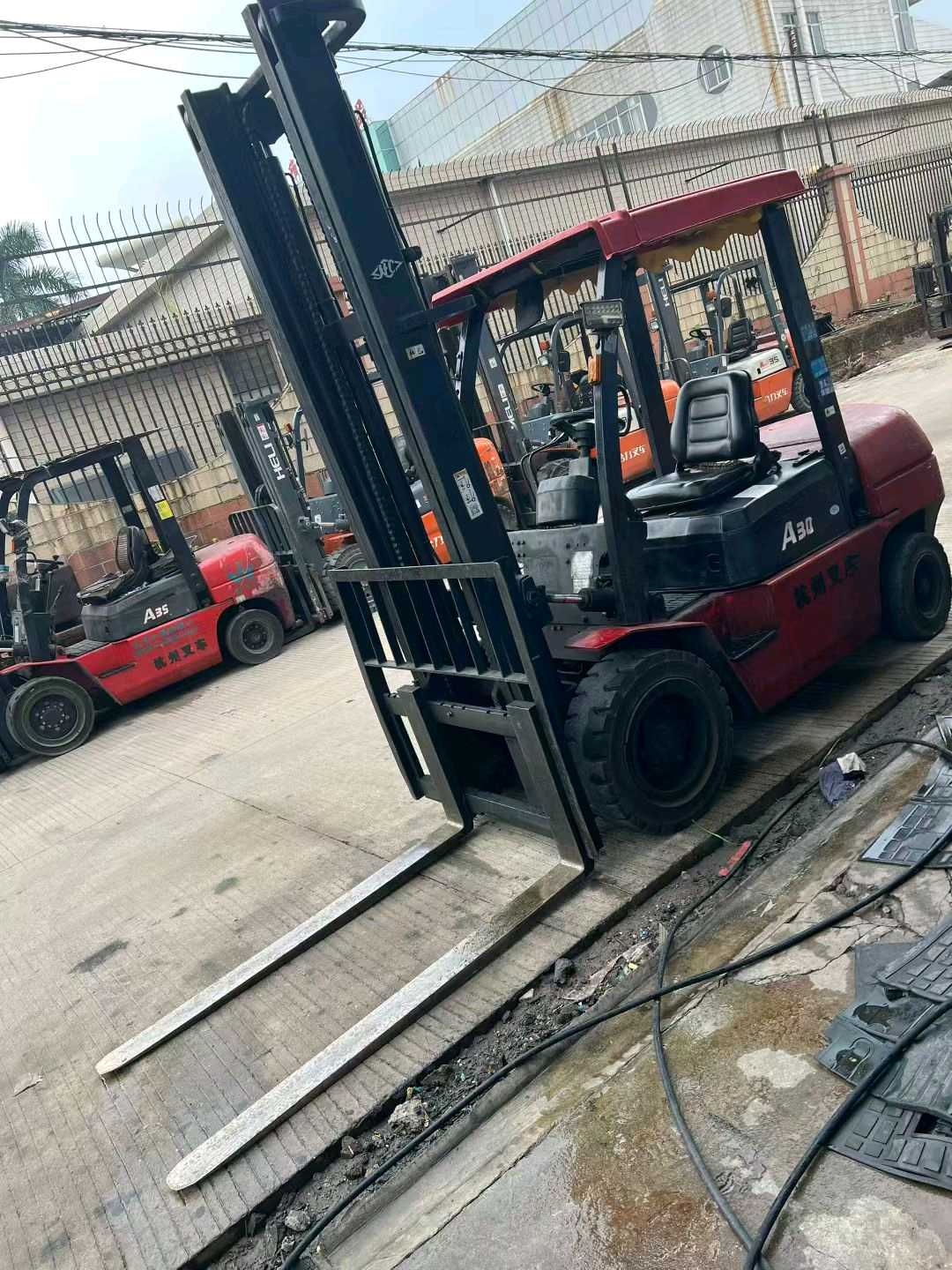 广东省肇庆市端州区站北路2号二手杭叉3吨升高0米柴油叉车