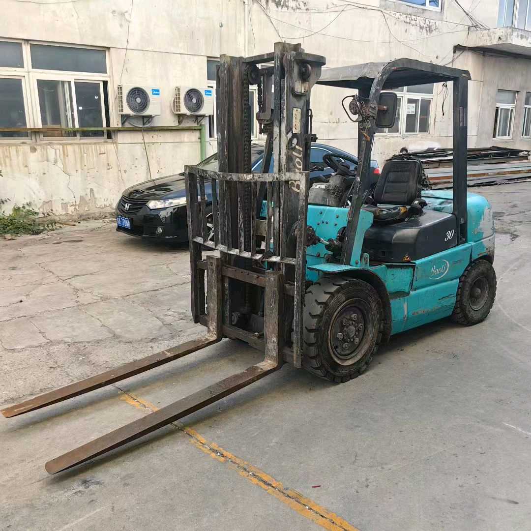 江苏省常州市天宁区关河中路138号二手宝骊3吨升高0米柴油叉车