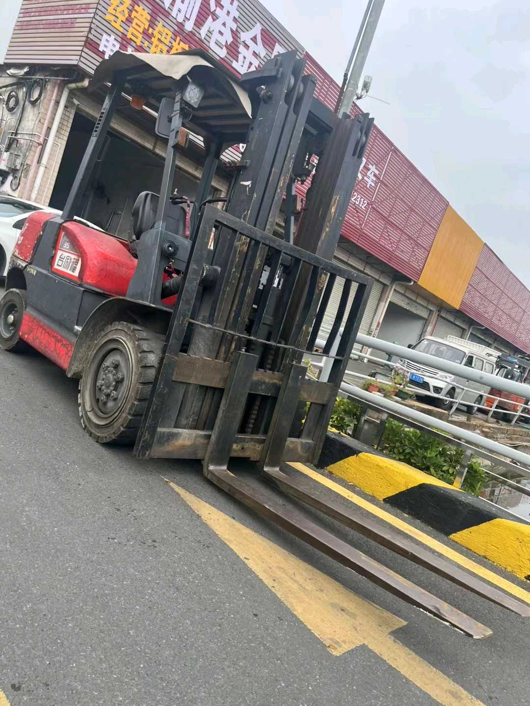 广东省佛山市南海区狮山镇西站东路长安园西670米二手台励福3.5吨升高0米柴油叉车