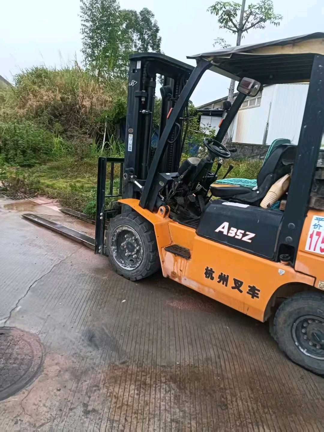 广西壮族自治区玉林市玉州区中秀路168号二手杭叉3.5吨升高0米柴油叉车
