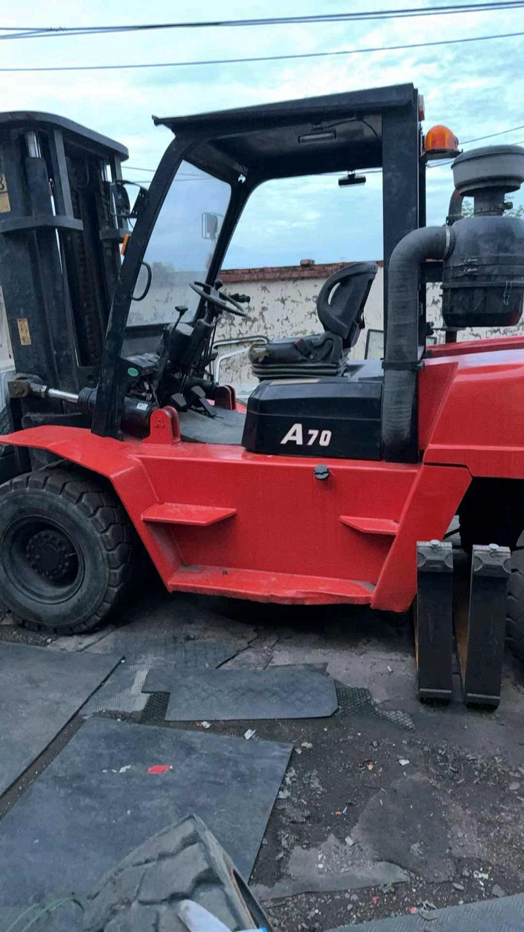 河北省廊坊市安次区常甫路与顺安道交叉口东北侧二手杭叉7吨升高0米柴油叉车