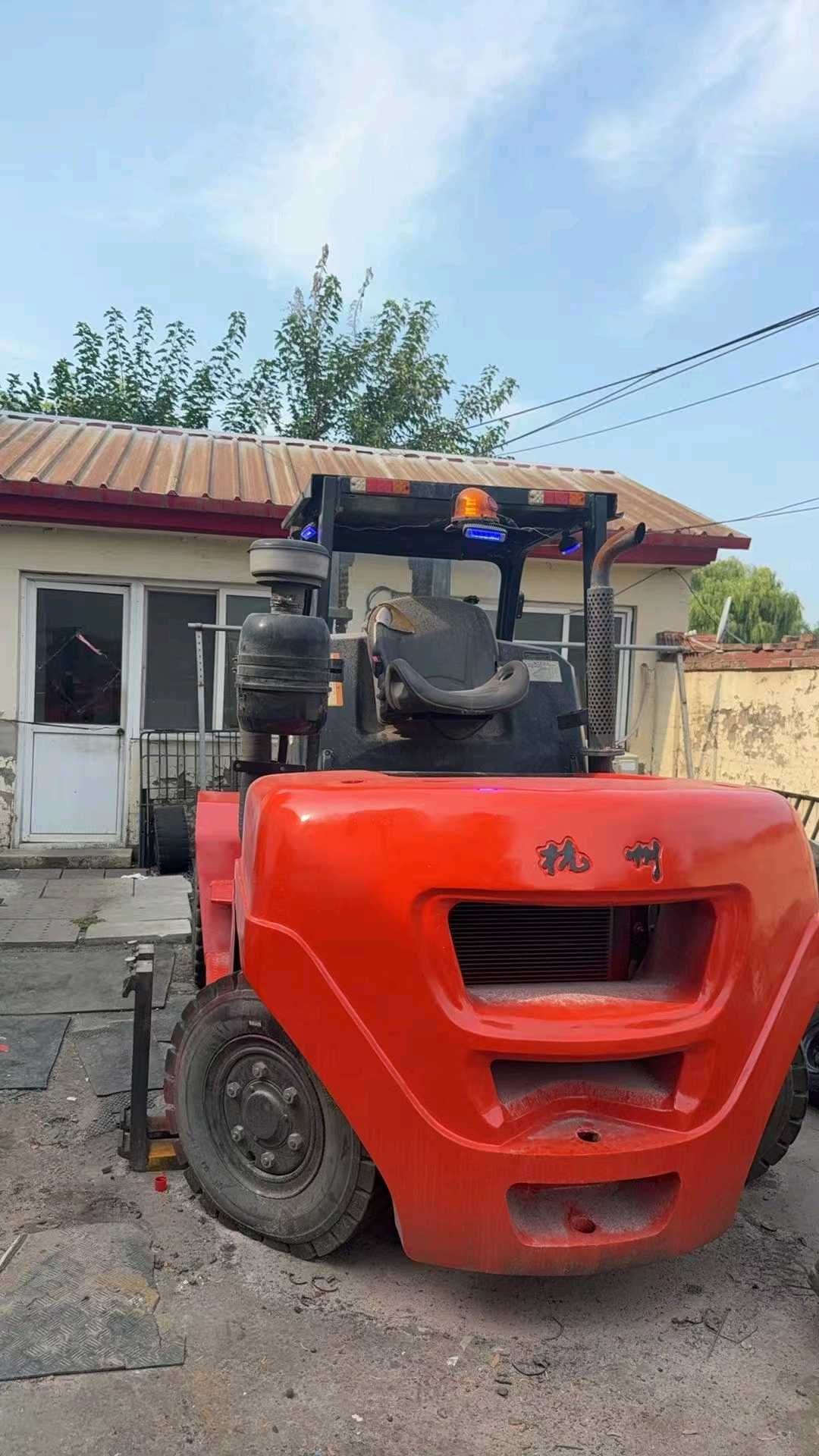 河北省廊坊市安次区常甫路与顺安道交叉口东北侧二手杭叉7吨升高0米柴油叉车