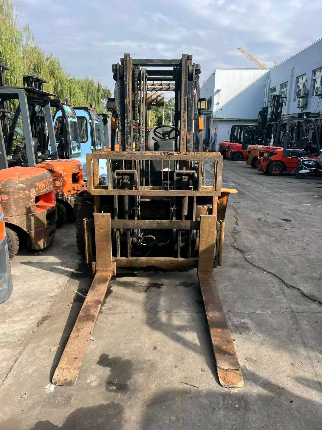 上海市静安区秣陵路303号二手杭叉4.5吨升高0米柴油叉车