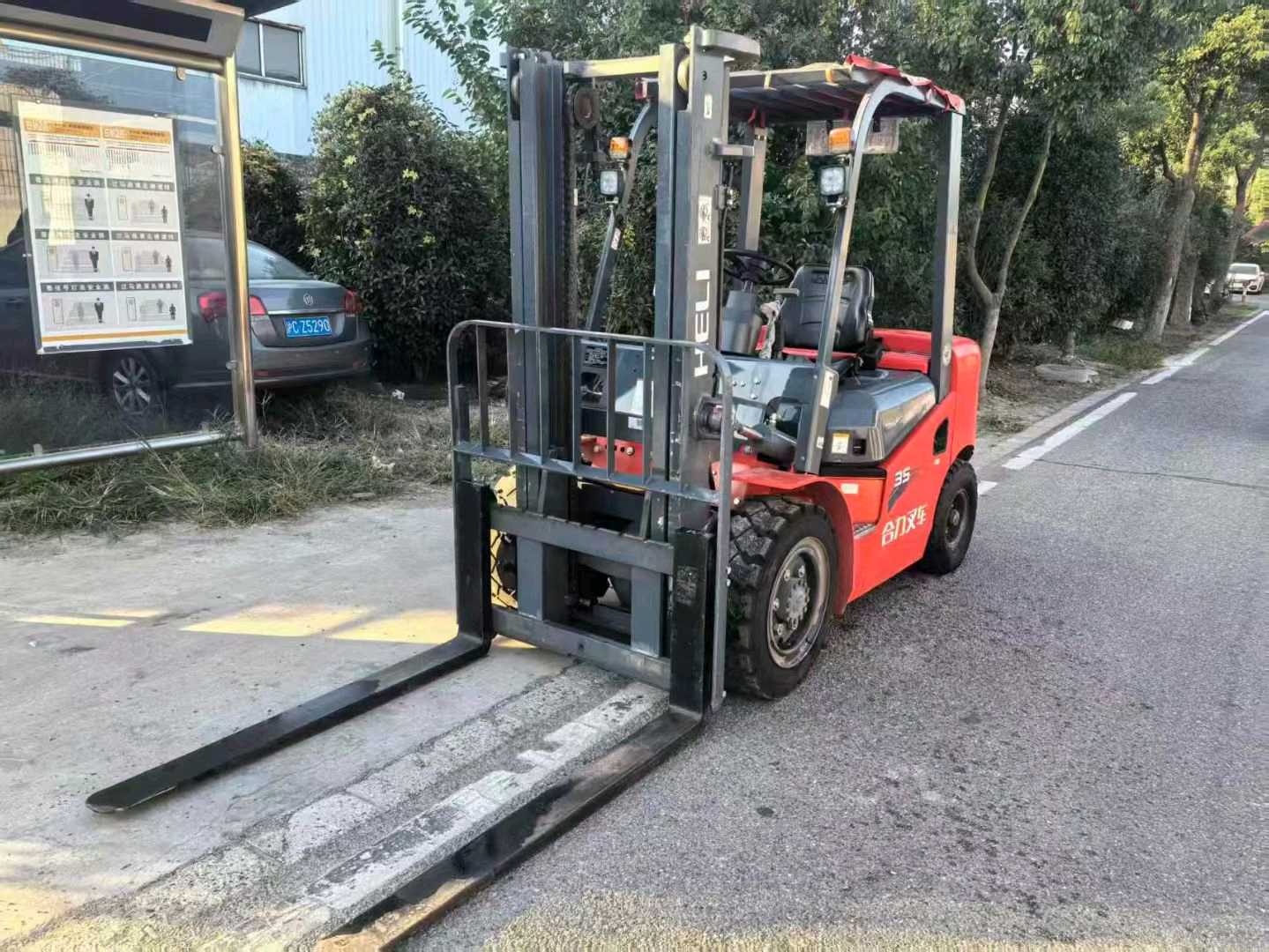 上海市静安区秣陵路303号二手合力3.5吨升高0米柴油叉车