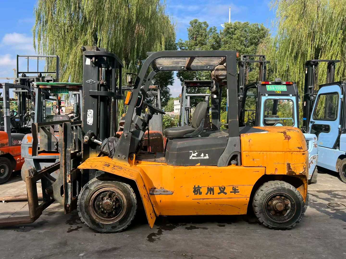 上海市静安区秣陵路303号二手杭叉4.5吨升高0米柴油叉车