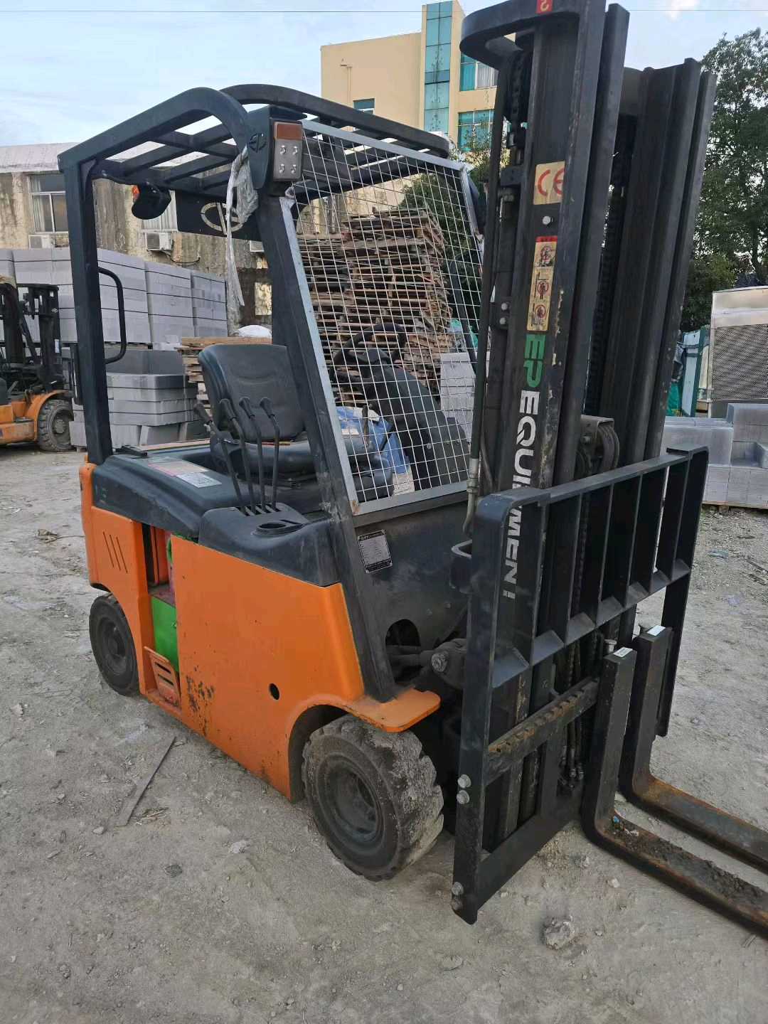 浙江省台州市椒江区市府大道西段999号二手其他1.5吨升高0米平衡重电车