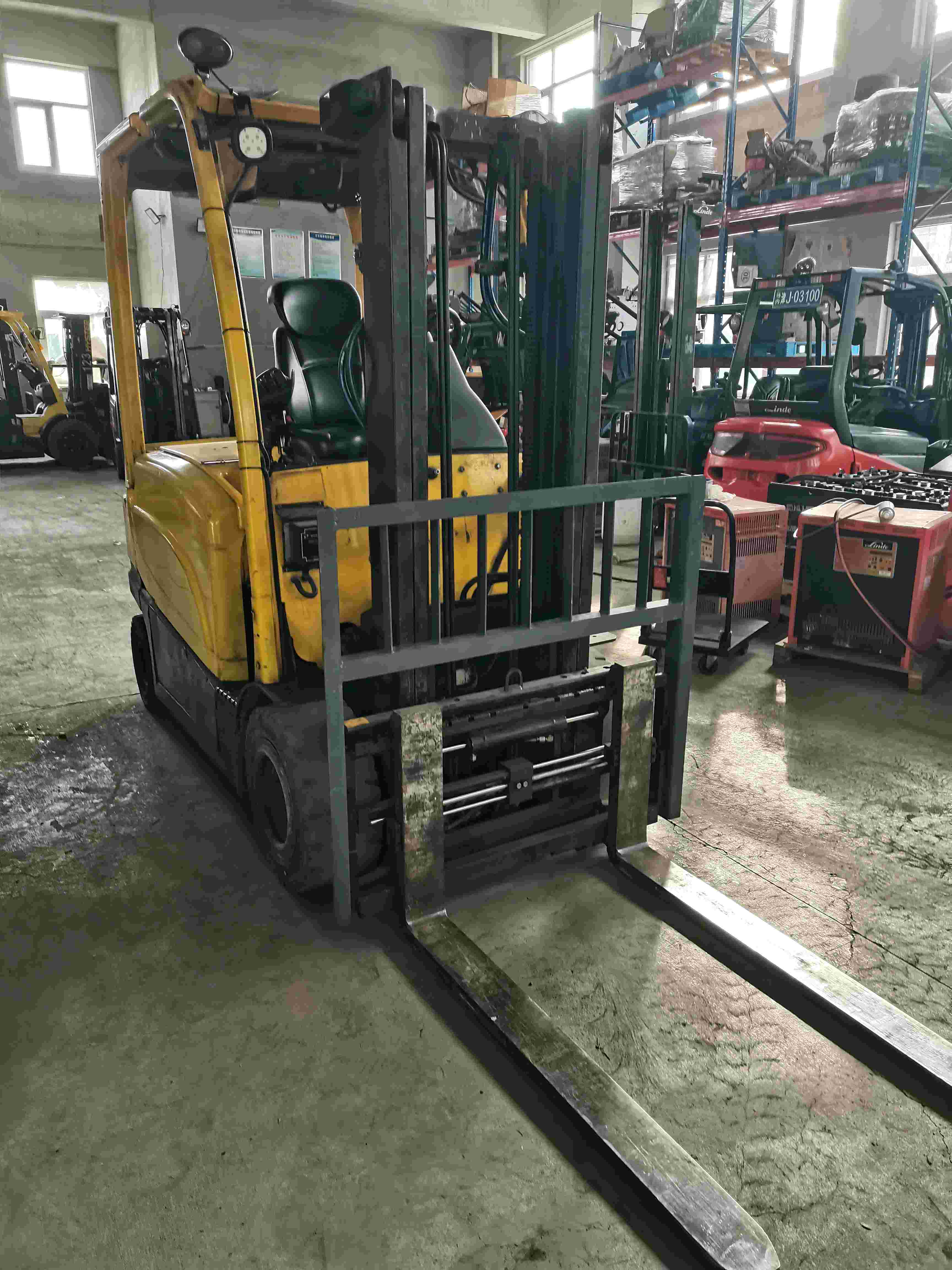 天津市东丽区联东U谷滨海科技港46幢二手海斯特3吨升高0米电动叉车