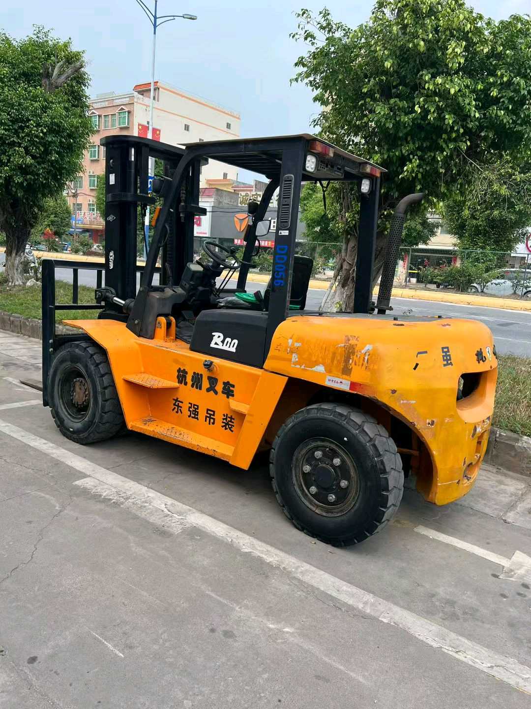 广东省肇庆市端州区站北路2号二手杭叉5.5吨升高0米柴油叉车