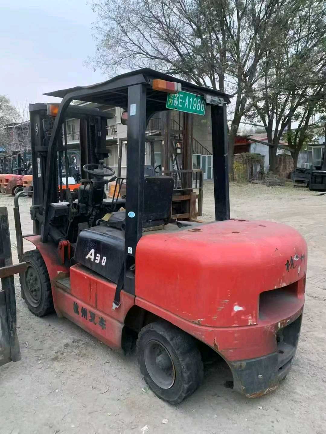 山东省德州市德城区迎宾大街二手江淮3吨升高0米柴油叉车