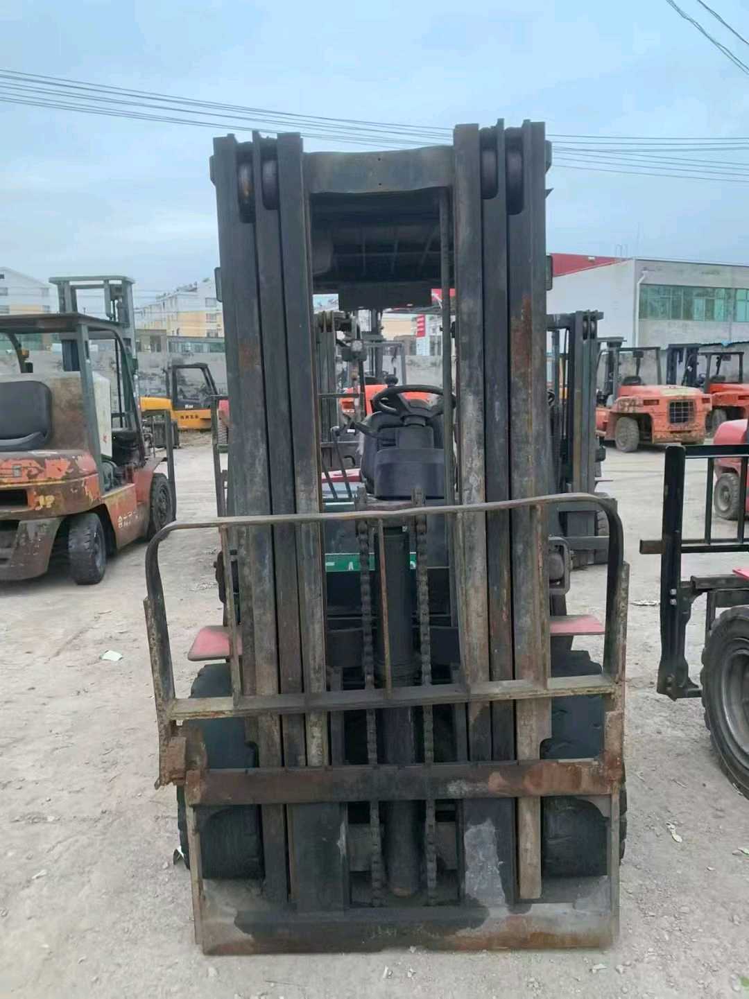 山东省德州市德城区迎宾大街二手江淮3吨升高0米柴油叉车