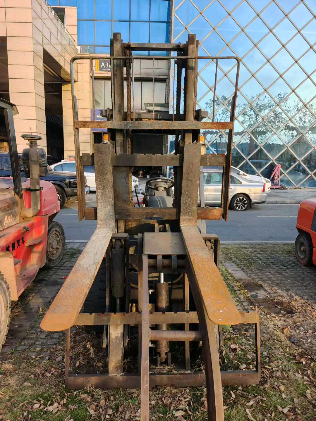 江苏省常州市天宁区关河中路138号二手龙工3吨升高0米柴油叉车