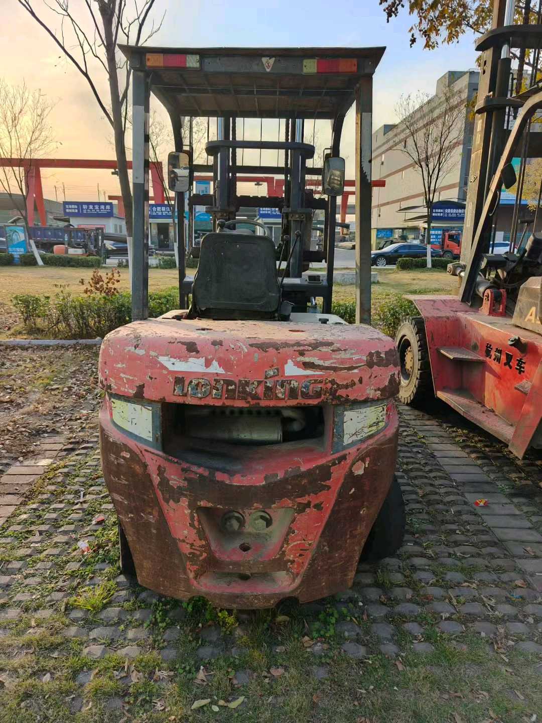 江苏省常州市天宁区关河中路138号二手龙工3吨升高0米柴油叉车