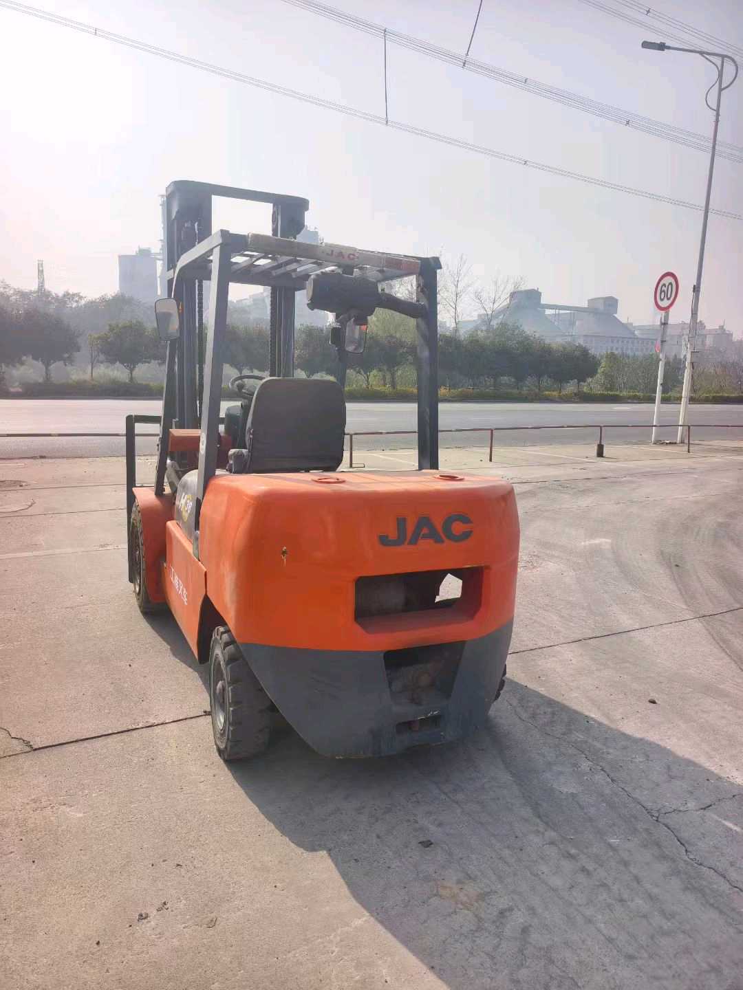 安徽省铜陵市铜官区北京东路与沿新公路交汇处东侧二手江淮3.8吨升高0米柴油叉车