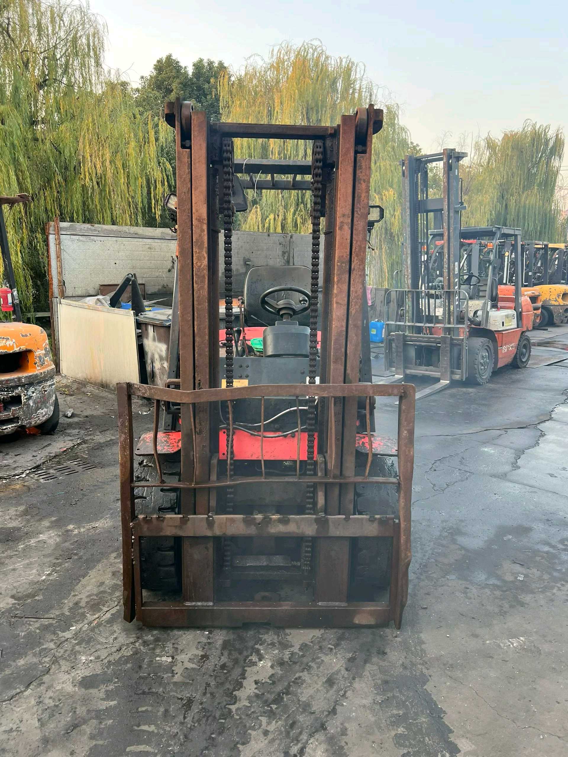 上海市静安区秣陵路303号二手杭叉3吨升高0米柴油叉车