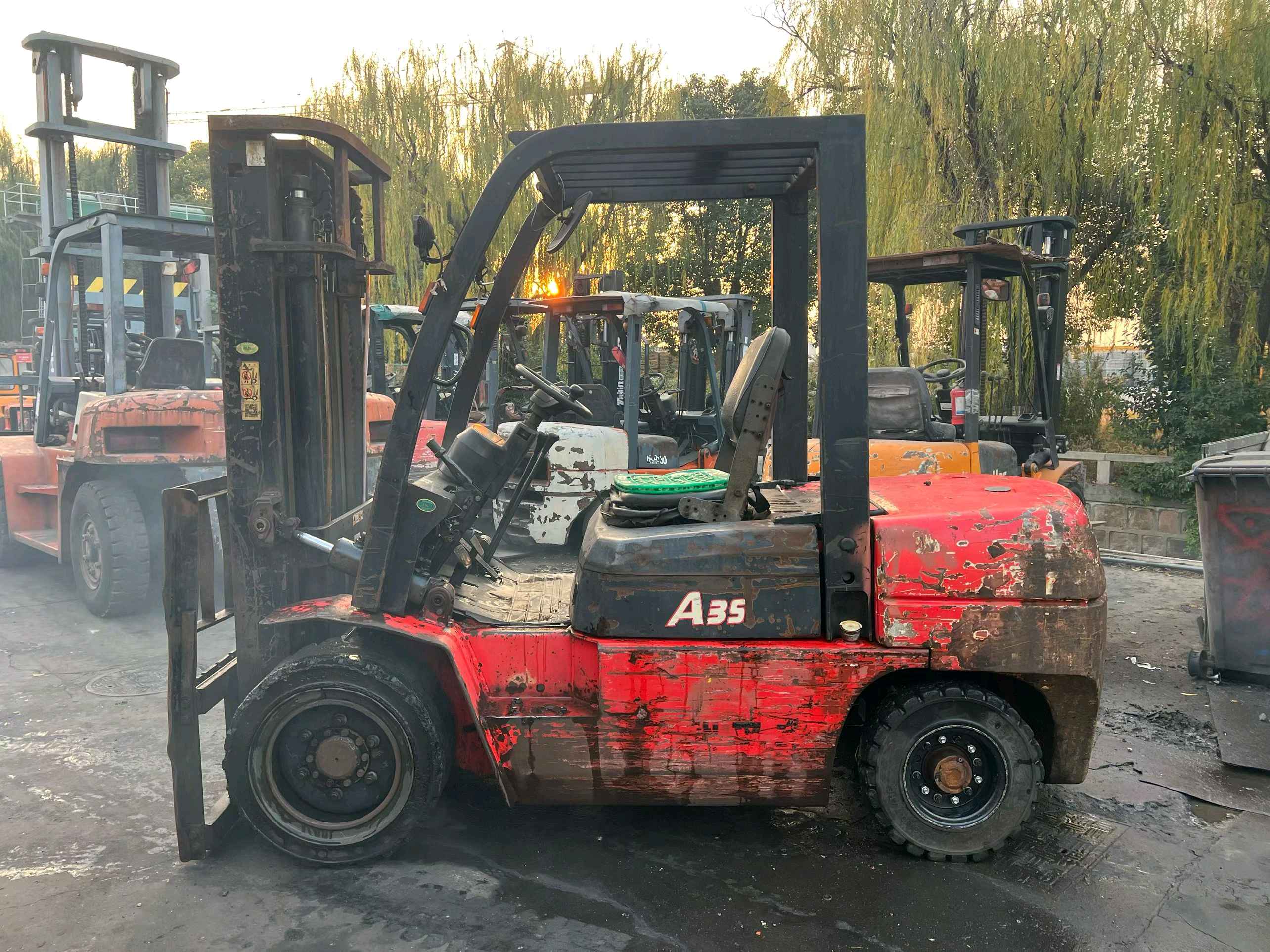 上海市静安区秣陵路303号二手杭叉3吨升高0米柴油叉车