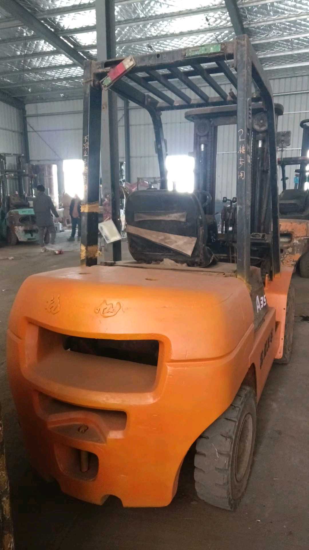 江苏省宿迁市宿城区富康大道与上海路交叉口二手杭叉3.5吨升高0米柴油叉车
