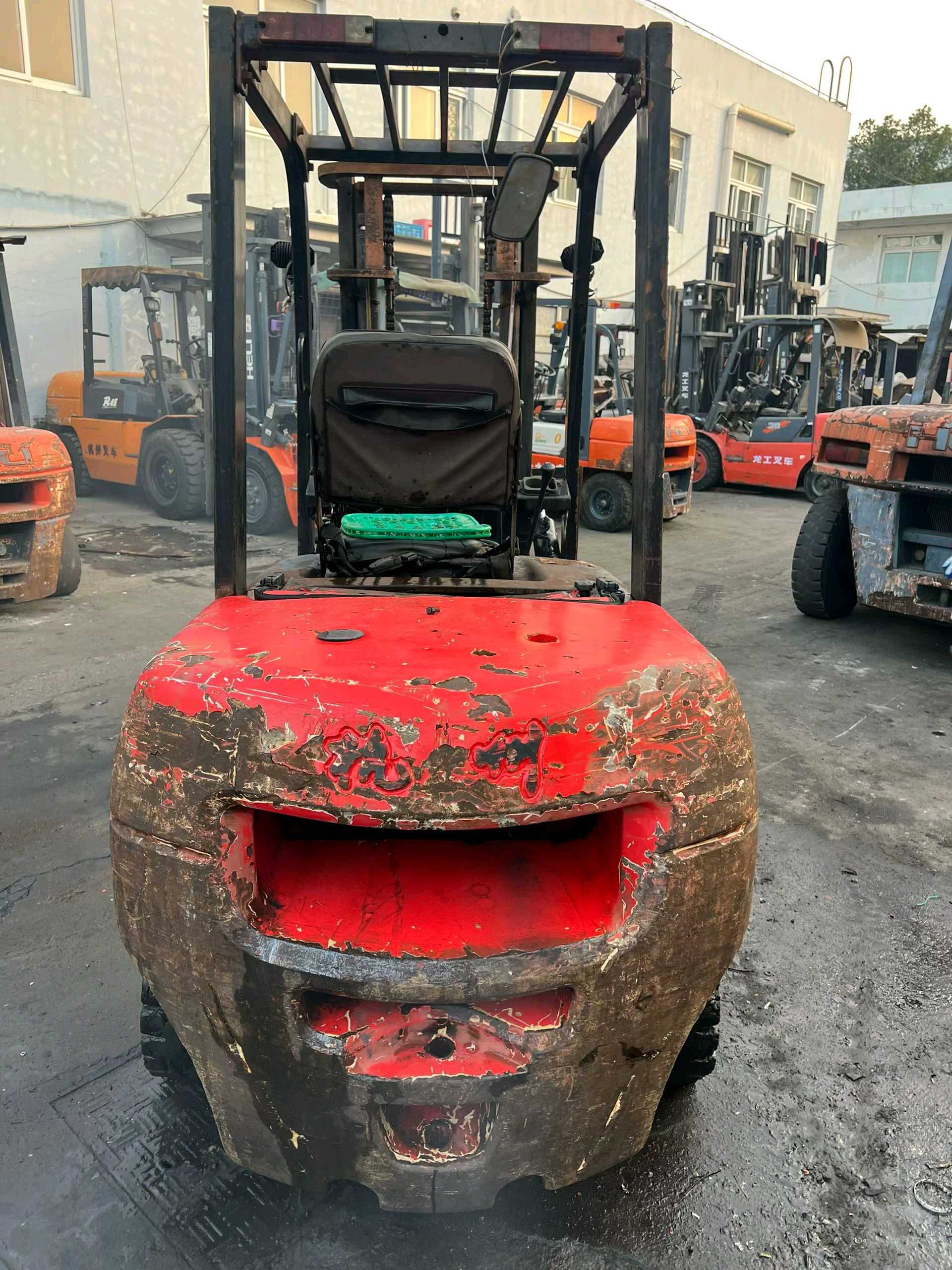上海市静安区秣陵路303号二手杭叉3吨升高0米柴油叉车