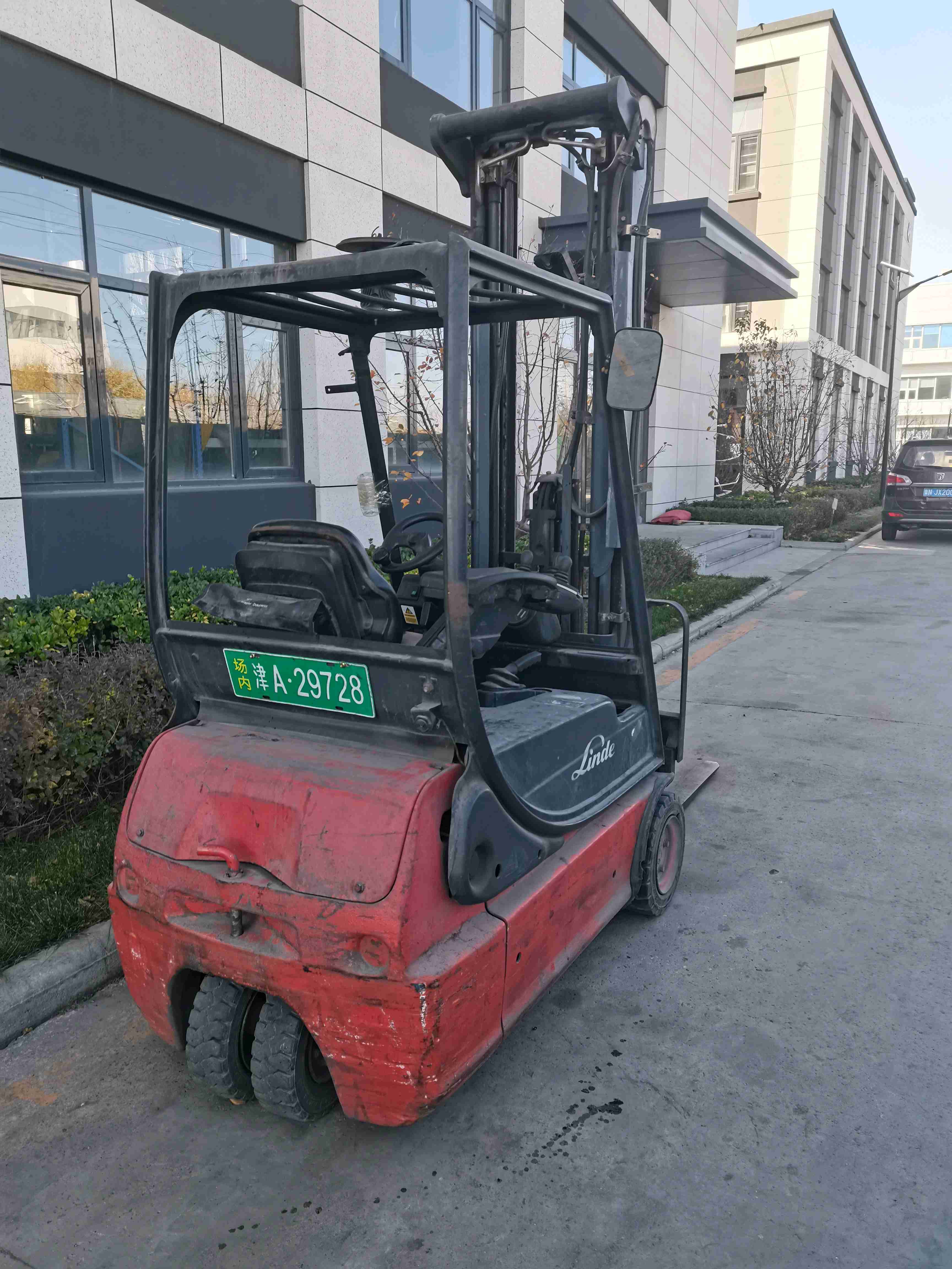 天津市东丽区联东U谷滨海科技港46幢二手林德1.6吨升高0米电动叉车