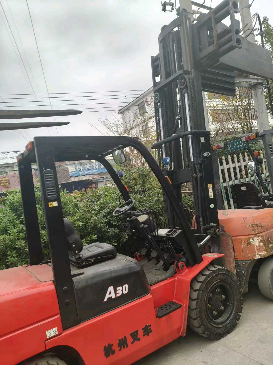 江苏省镇江市润州区宝塔路街道中山西路73号上海铁路局集团有限公司二手杭叉3吨升高0米柴油叉车
