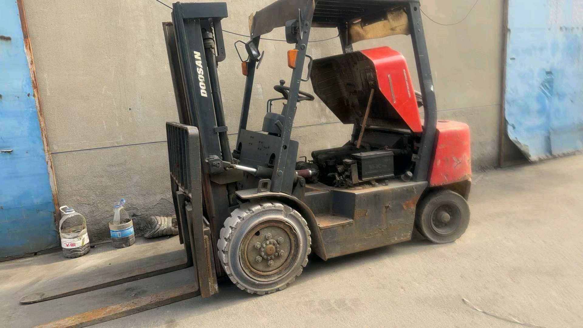 江苏省苏州市姑苏区苏站路27号(苏州火车站地铁站1A入口旁)二手其他3吨升高0米柴油叉车