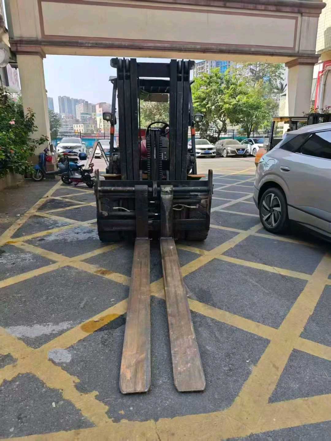 广东省佛山市南海区桂城街道桂澜北路28号二手杭叉5吨升高0米柴油叉车