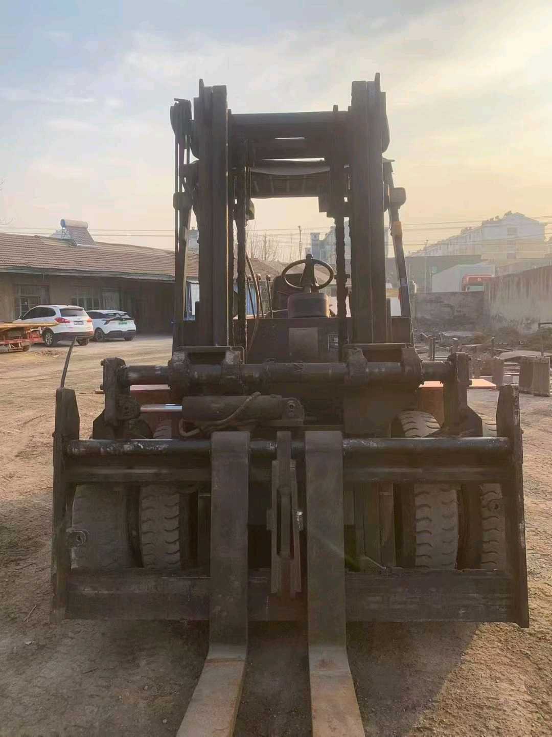 山东省德州市德城区迎宾大街二手杭叉8吨升高0米柴油叉车