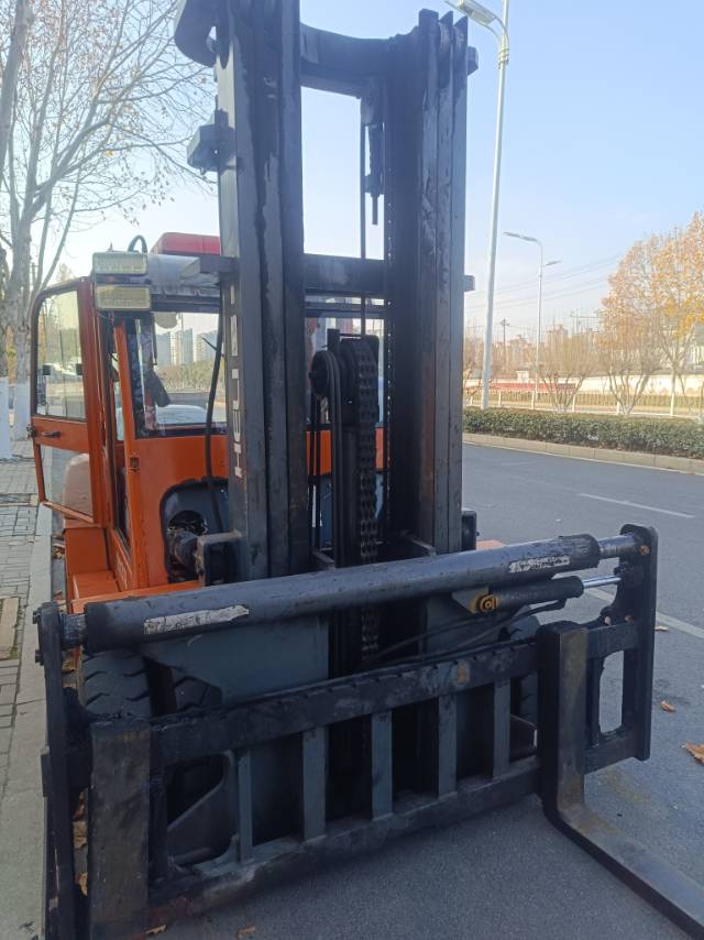安徽省合肥市肥东县弹性支路与西涧路交叉口正南方向15米左右二手合力7吨升高0米柴油叉车