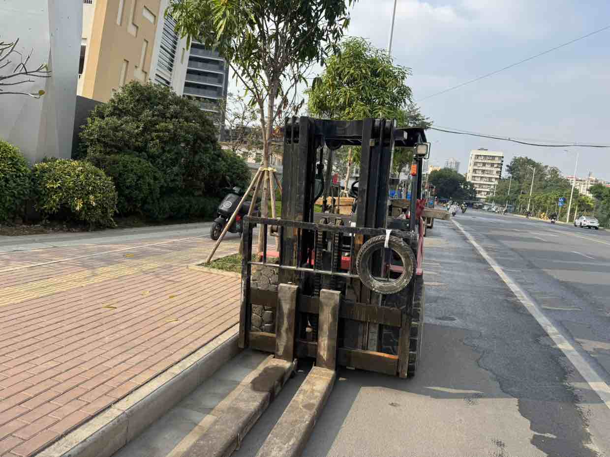 广西壮族自治区南宁市西乡塘区中尧南路龙腾路二手杭叉5吨升高0米柴油叉车