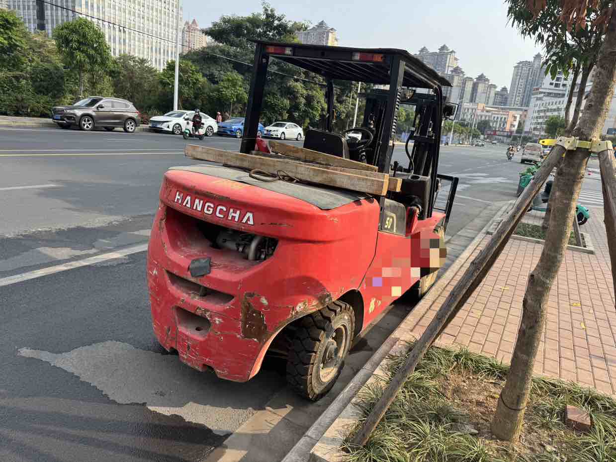 广西壮族自治区南宁市西乡塘区中尧南路龙腾路二手杭叉5吨升高0米柴油叉车