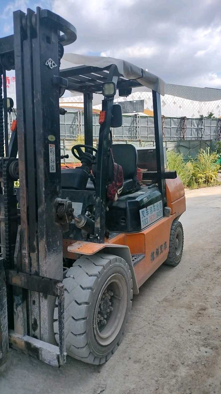 广西壮族自治区桂林市临桂区万福路与人民南路交叉口正东方向299米左右二手杭叉227503.5吨升高0米柴油叉车