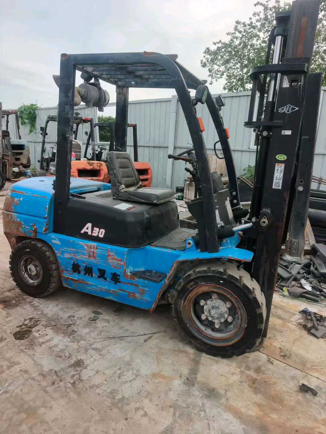 江苏省常州市天宁区关河中路138号二手杭叉3吨升高0米柴油叉车