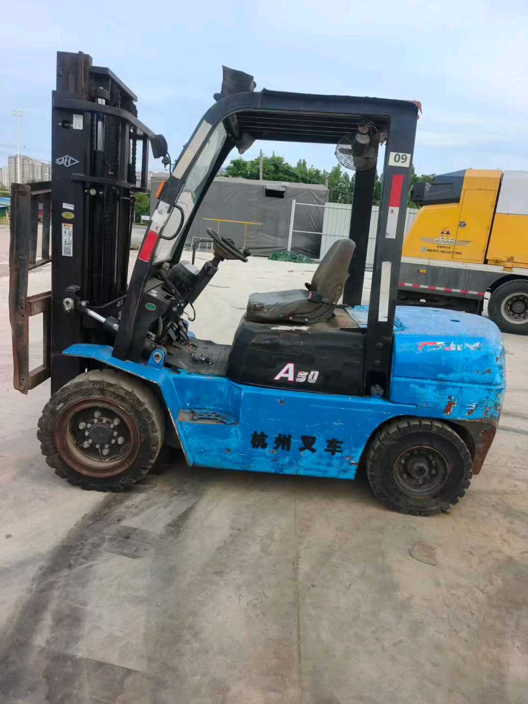 江苏省常州市天宁区关河中路138号二手杭叉3吨升高0米柴油叉车